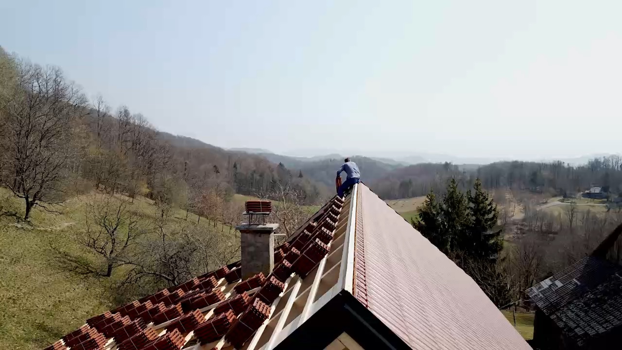 Techador trabajando sobre la estructura de una casa